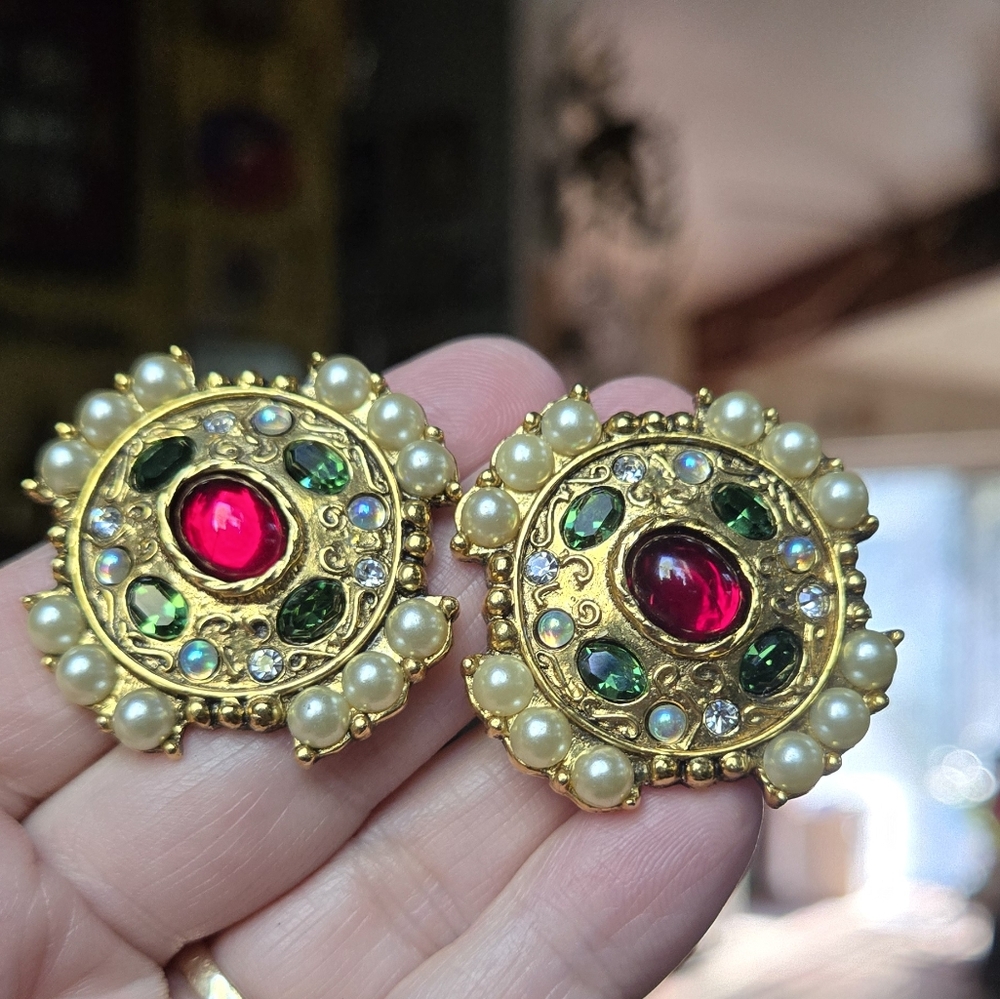 STUNNING vintage gold clip on gemstone shield earrings - Picture 4 of 7